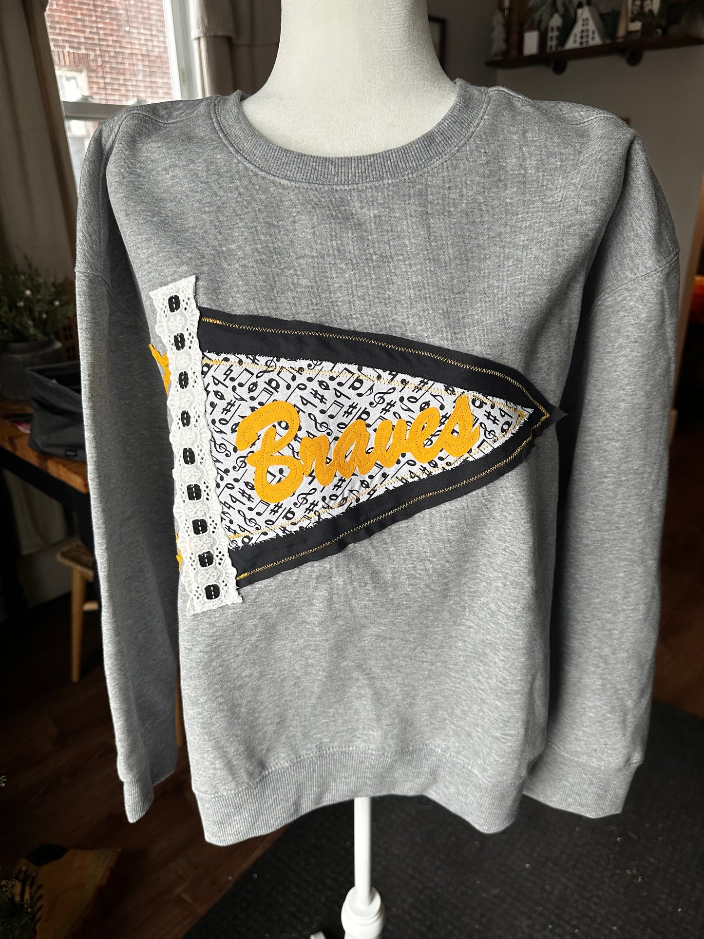 Iroquois Braves - Quilted Sweatshirt - XL